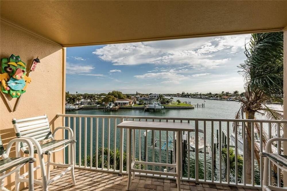 Photo of Patio Balcony in Capri Isle