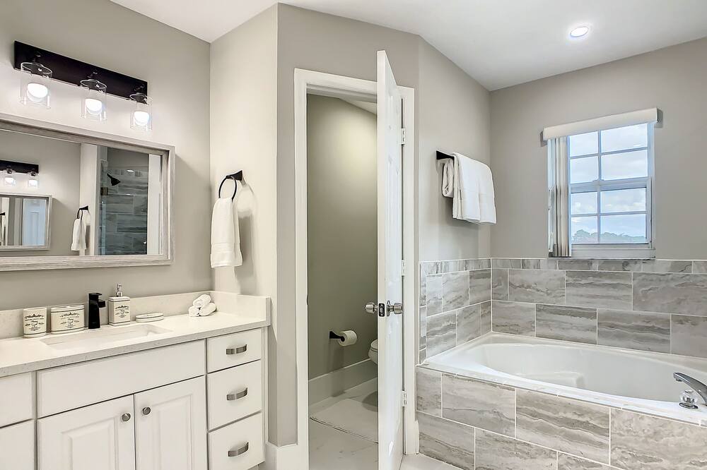 Photo of Bathroom in Crescent Lakes