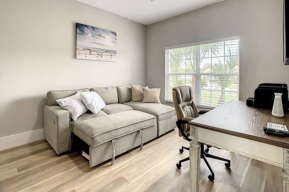 Photo of Livingroom in Crescent Lakes