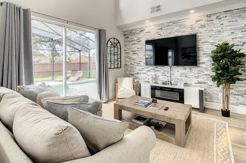 Photo of Livingroom in Crescent Lakes