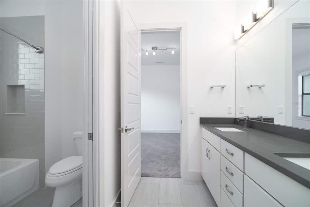 Photo of Bathroom in Parkland Estates