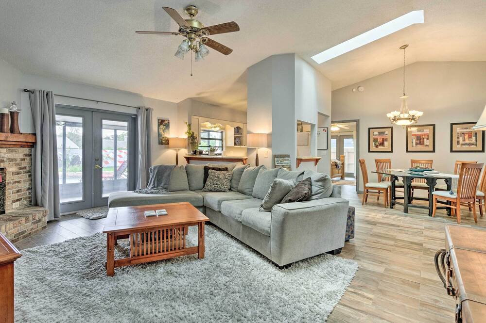 Photo of Livingroom in Goldenrod