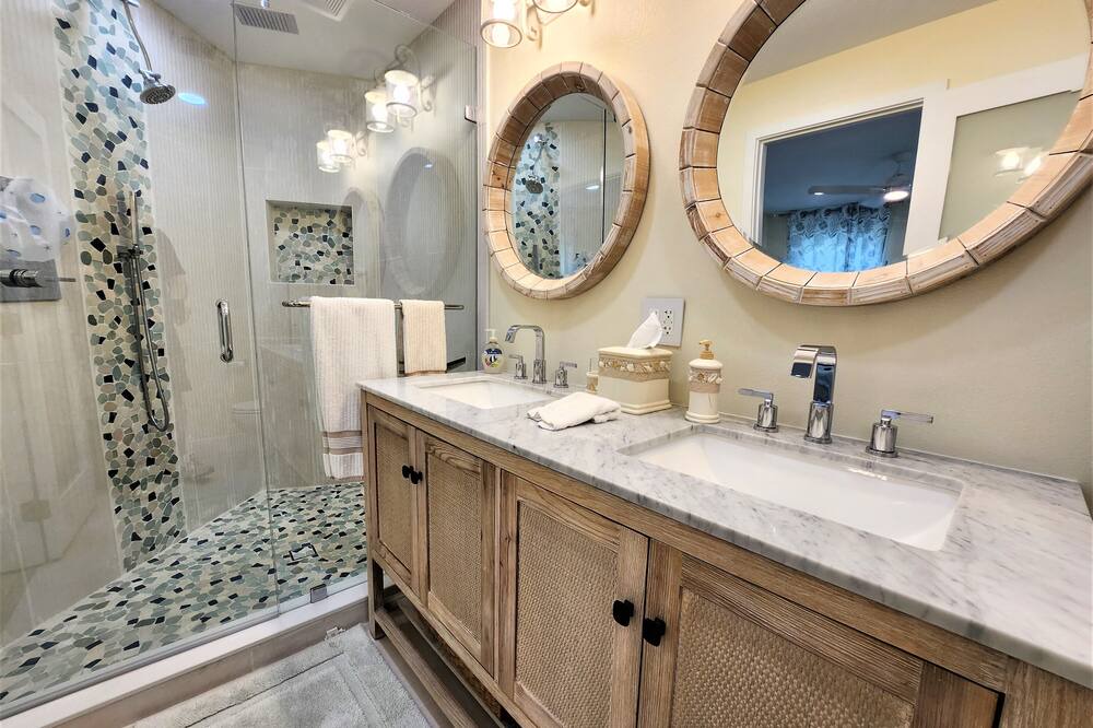 Photo of Bathroom in Harbor Heights