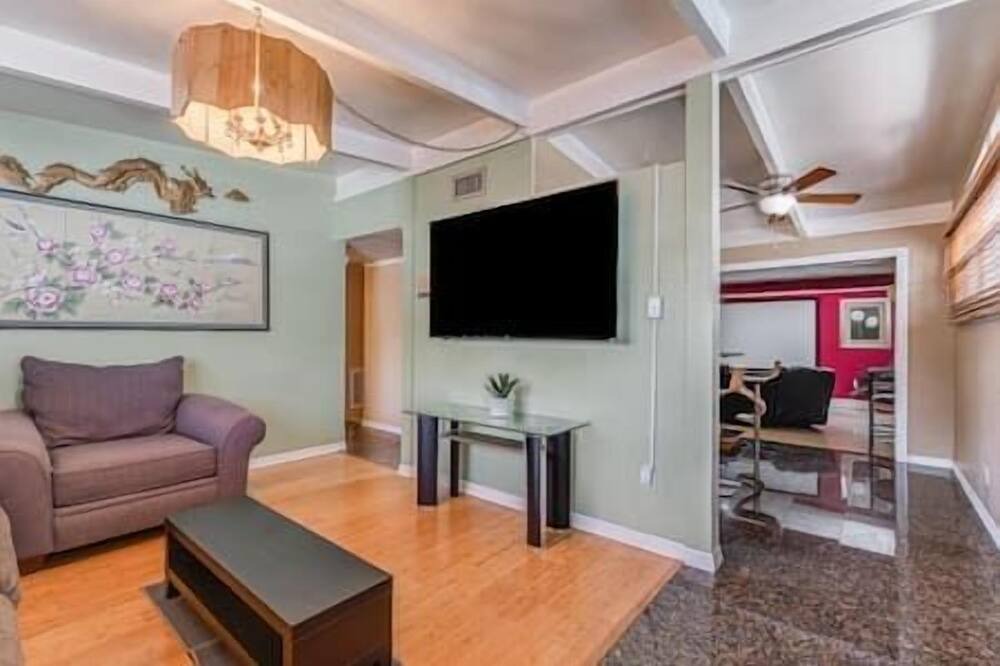 Photo of Livingroom in Clair-Mel City