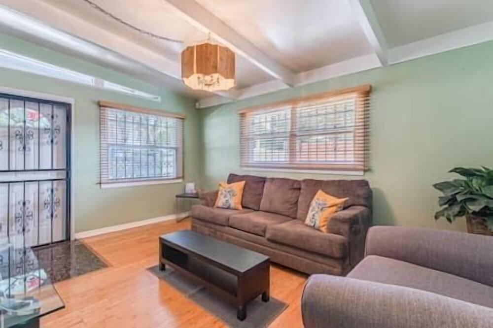 Photo of Livingroom in Clair-Mel City