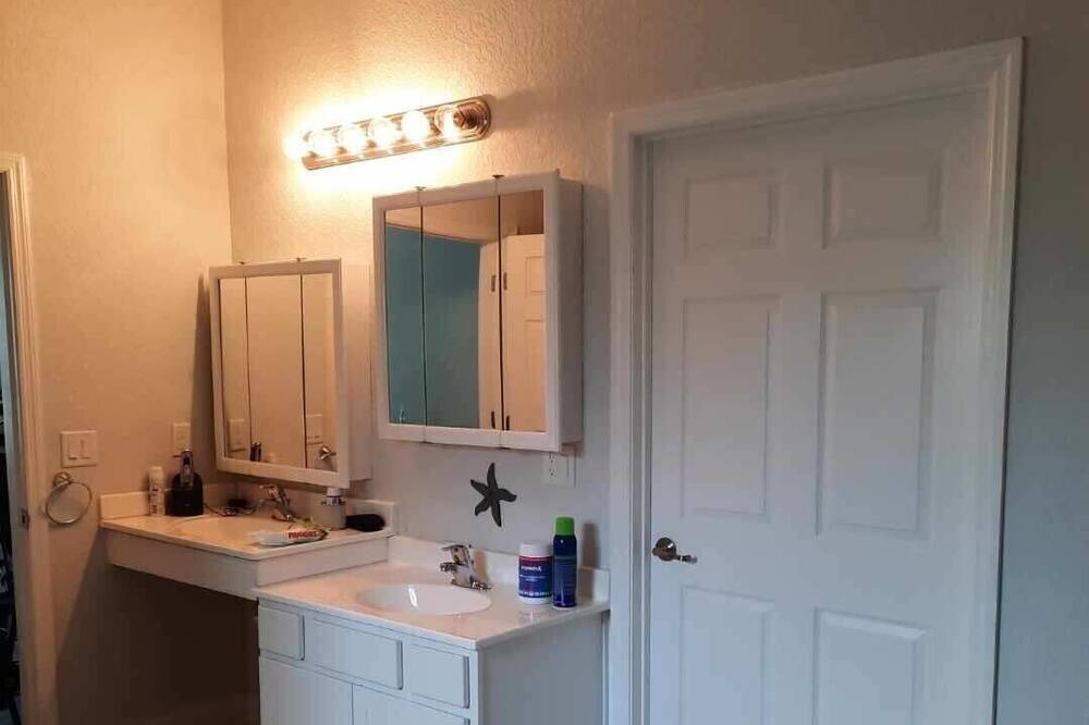 Photo of Bathroom in Groveland