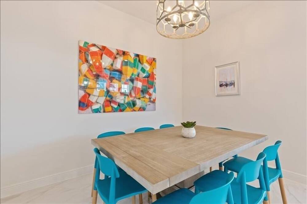 Photo of Livingroom in Whitney Beach