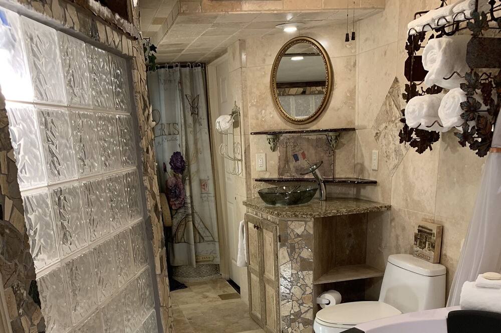 Photo of Bathroom in Hernando
