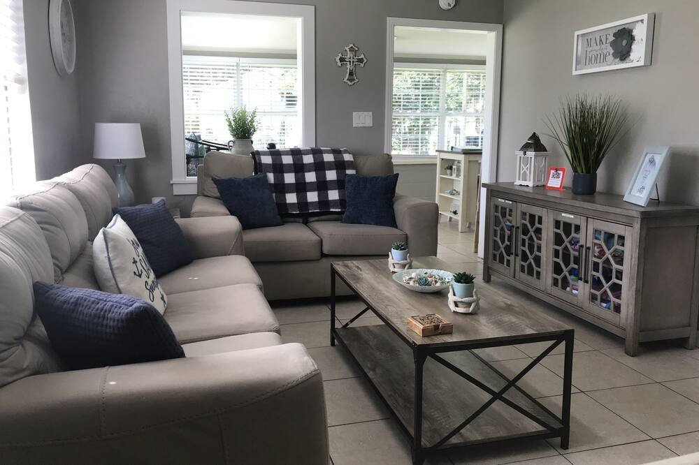 Photo of Livingroom in Candler