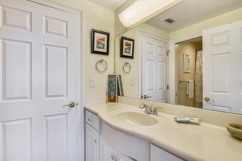 Photo of Bathroom in Thomas Drive