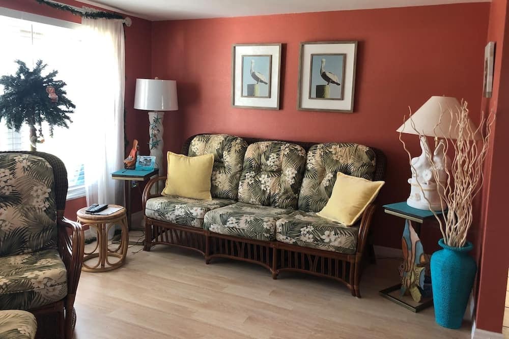 Photo of Livingroom in Jasmine Lakes