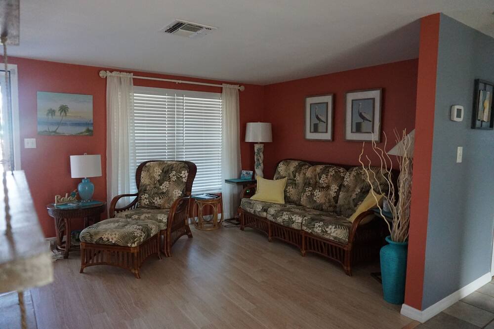 Photo of Livingroom in Jasmine Lakes