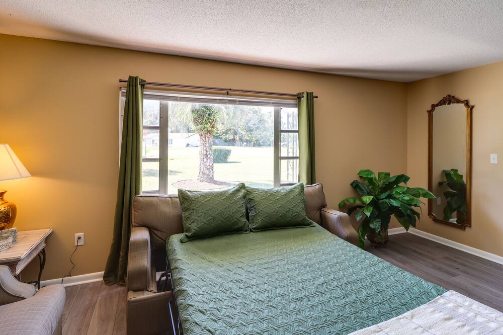 Photo of Livingroom in Silver Springs Shores