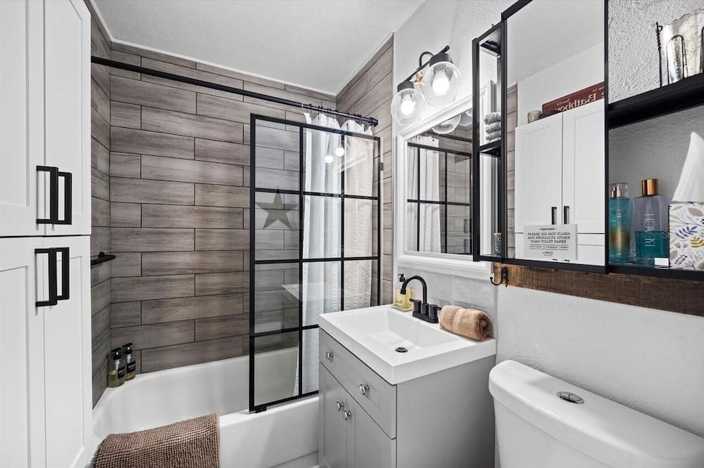 Photo of Bathroom in Largo