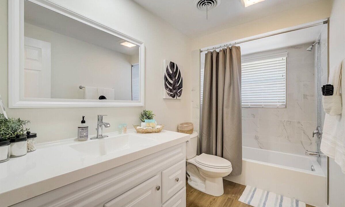 Photo of Bathroom in Bayshore Gardens