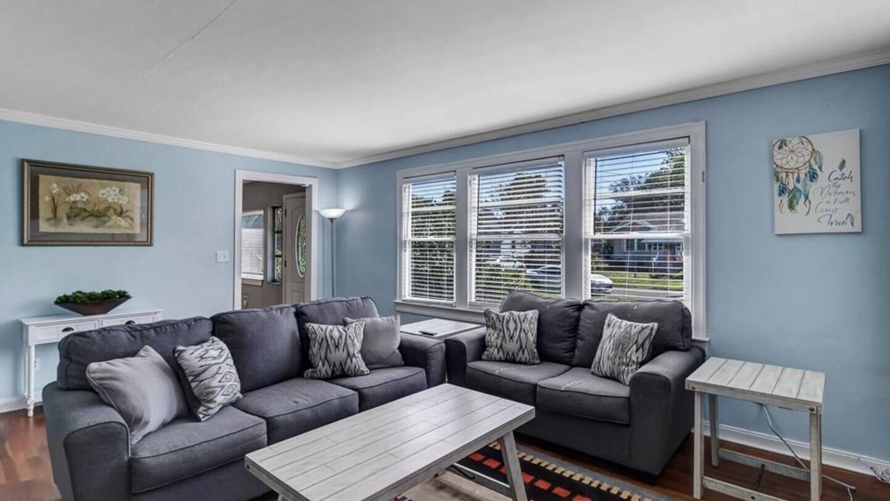 Photo of Livingroom in Lakeshore South