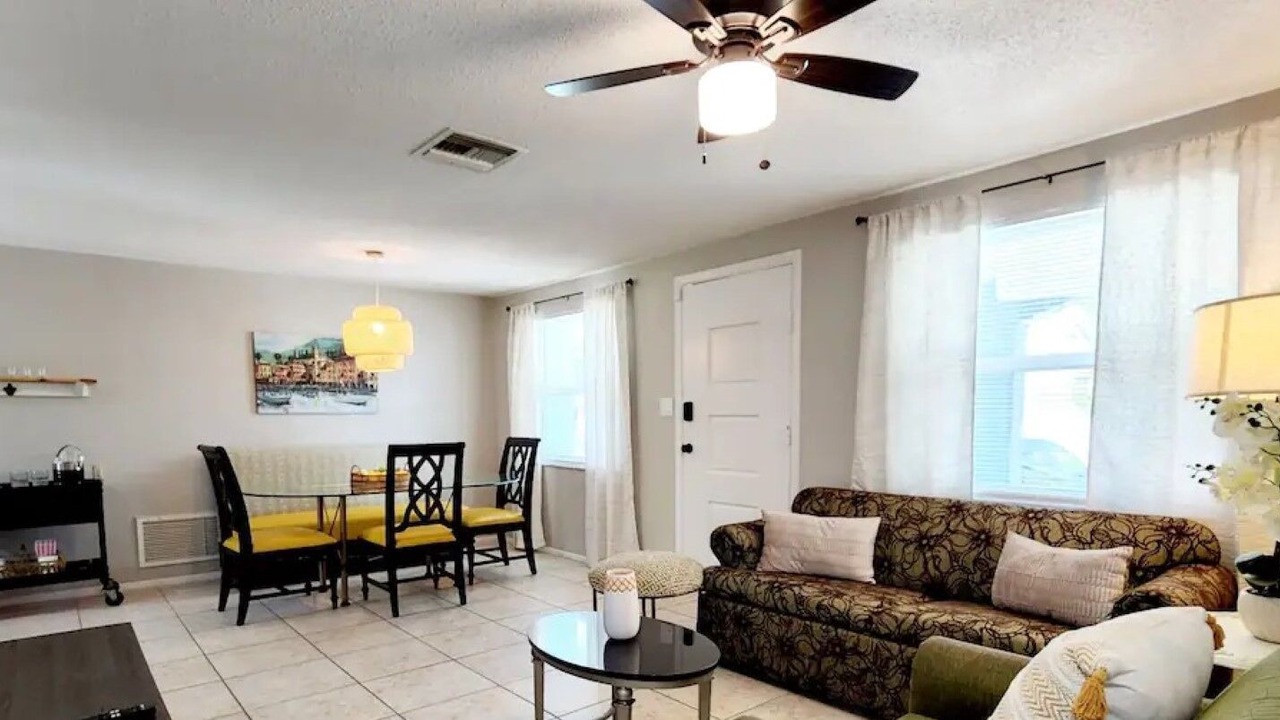 Photo of Livingroom in Regency Park