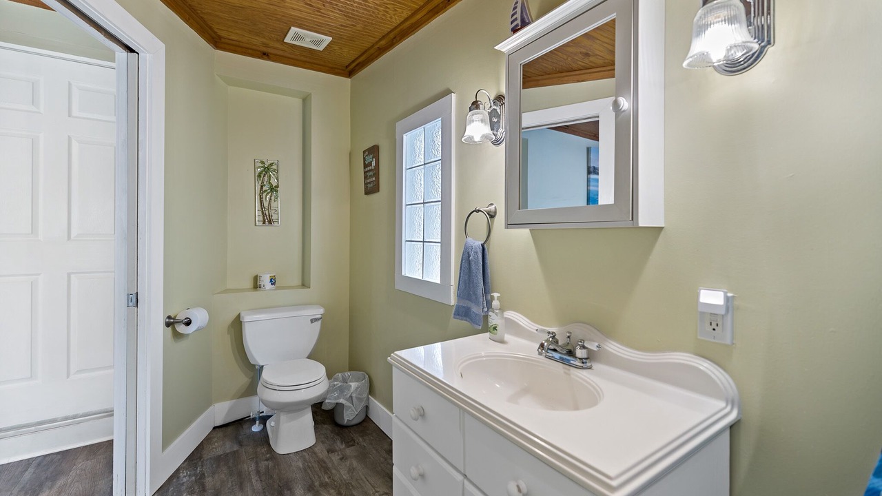 Photo of Bathroom in Weeki Wachee Gardens