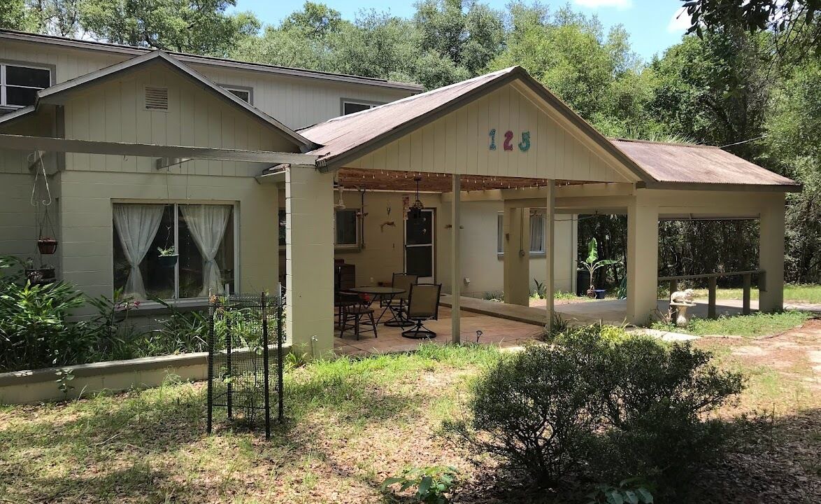 Photo of Outdoor in Putnam Hall