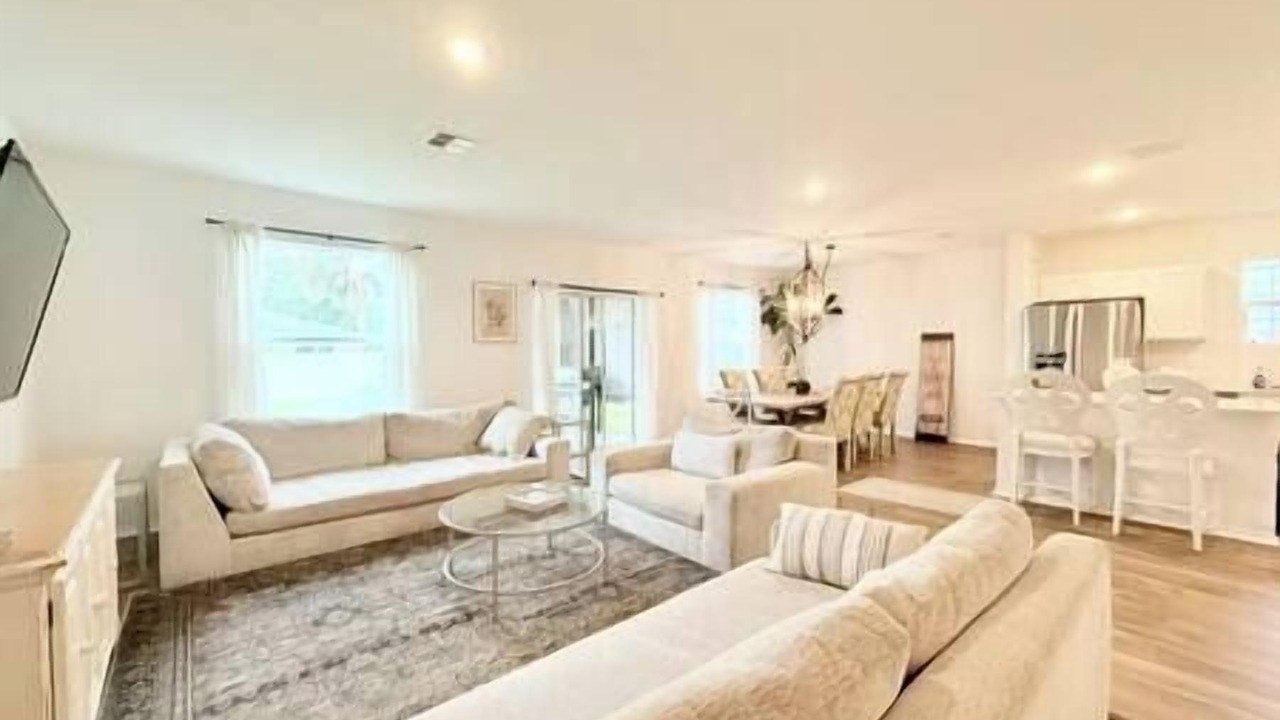 Photo of Livingroom in Newtown