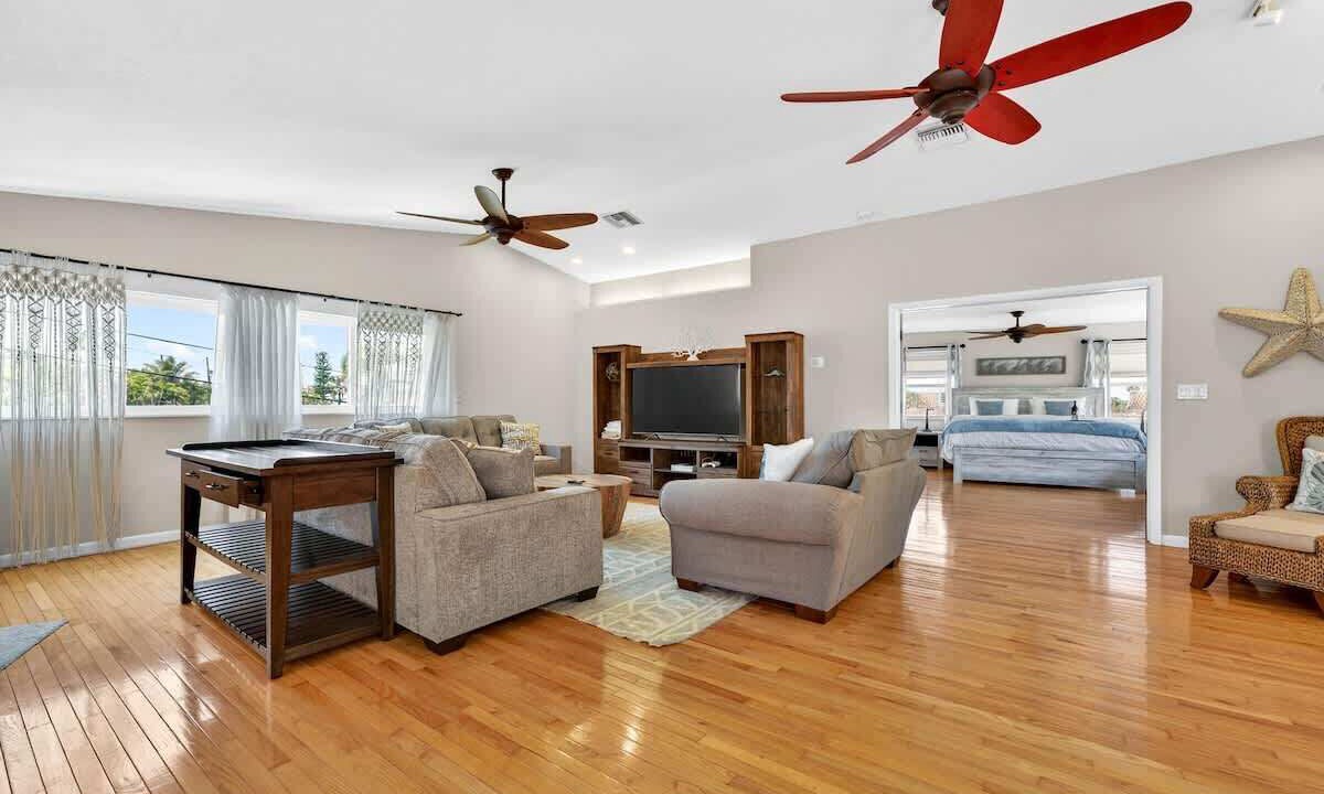 Photo of Livingroom in Redington Beach