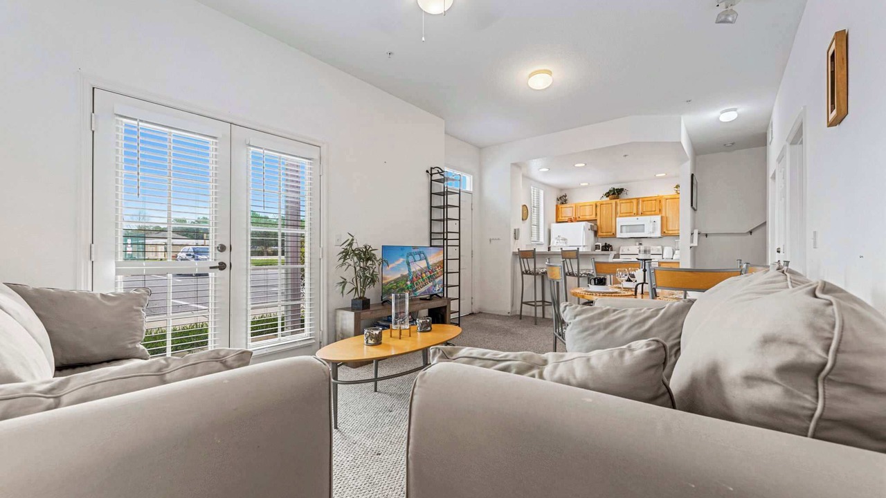 Photo of Livingroom in Venetian Bay Villages