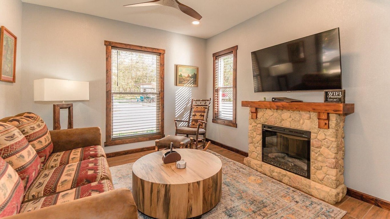 Photo of Livingroom in Bronson