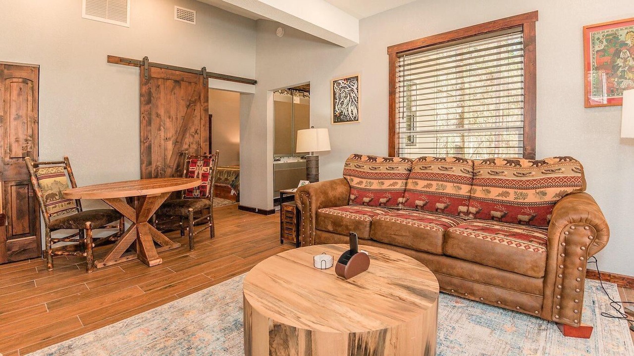 Photo of Livingroom in Bronson