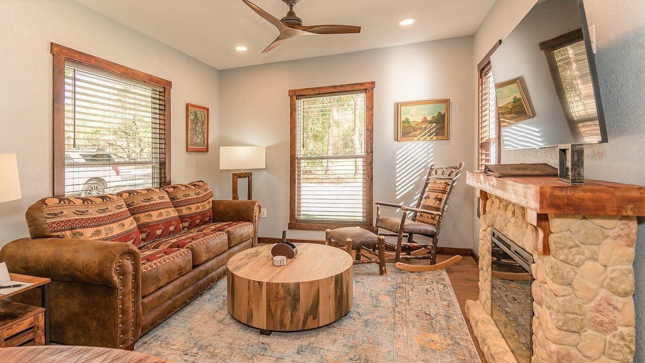 Photo of Livingroom in Bronson