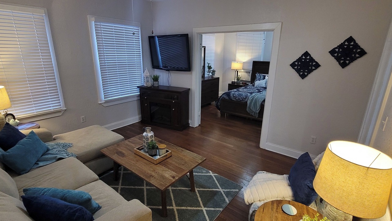 Photo of Livingroom in Courier City - Oscawana