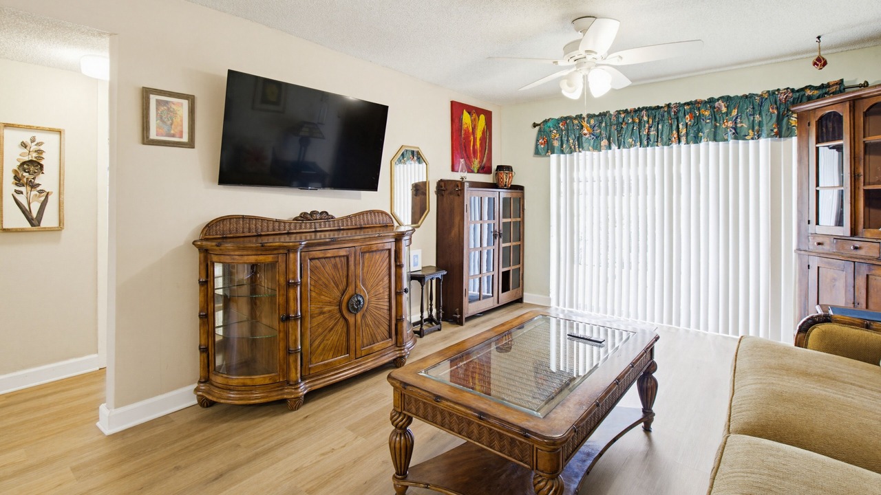 Photo of Livingroom in Ludlam