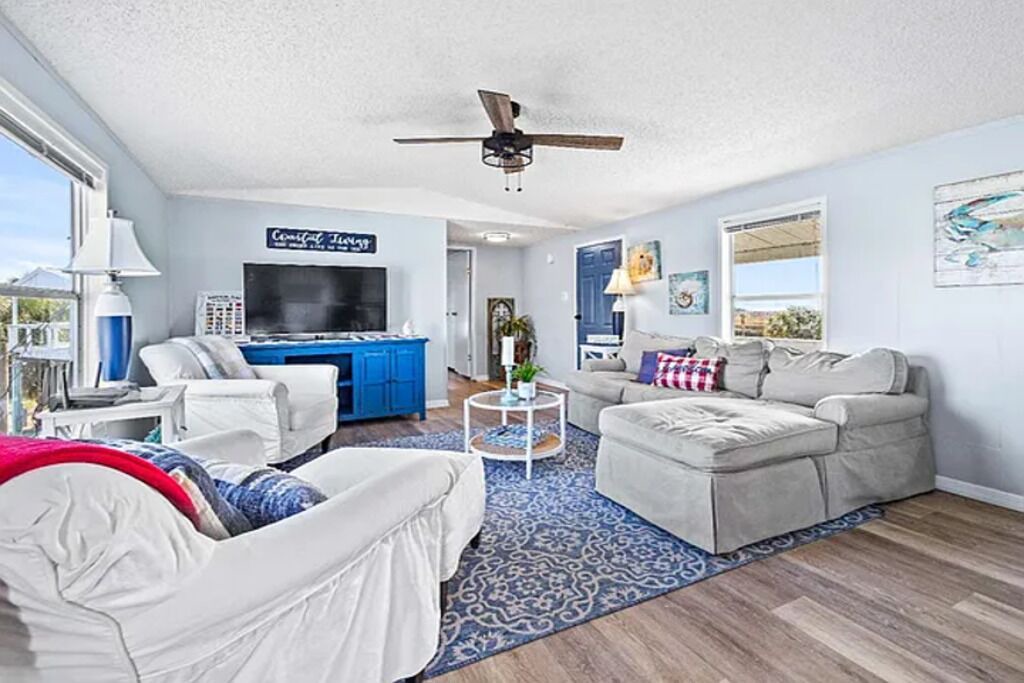 Photo of Livingroom in Suwannee