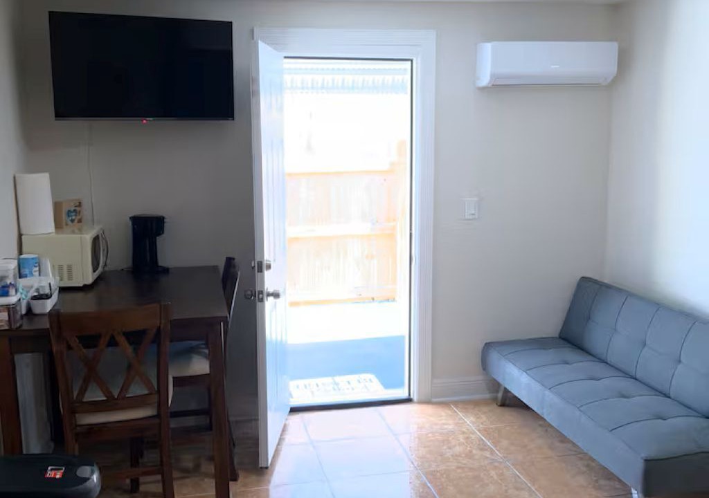 Photo of Livingroom in Embassy Hills