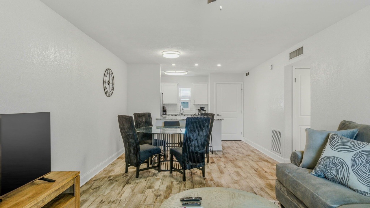 Photo of Livingroom in Swann Estates