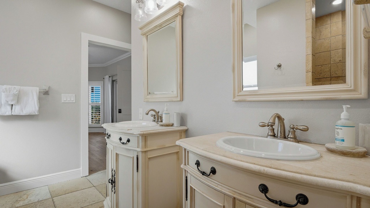 Photo of Bathroom in Independence Square