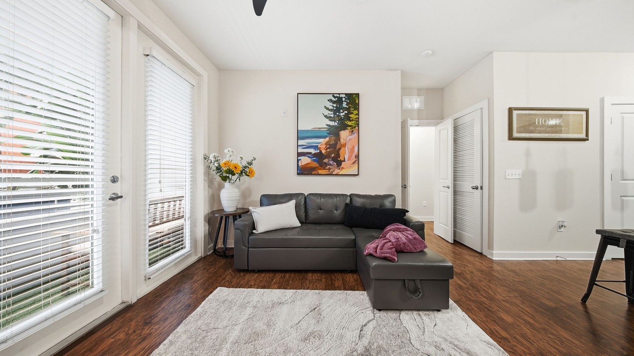 Photo of Livingroom in Courier City - Oscawana