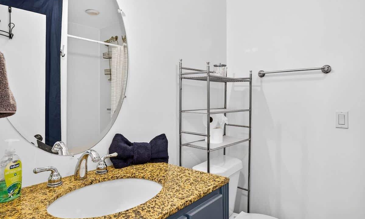 Photo of Bathroom in Carver City - Lincoln Gardens