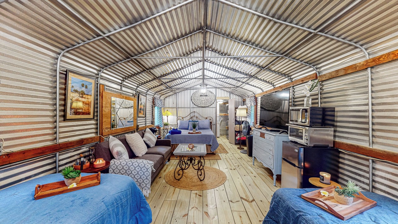 Photo of Livingroom in Bronson