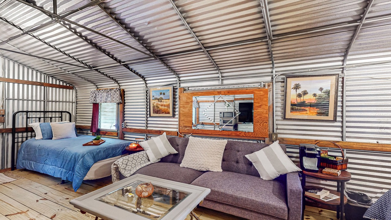 Photo of Livingroom in Bronson