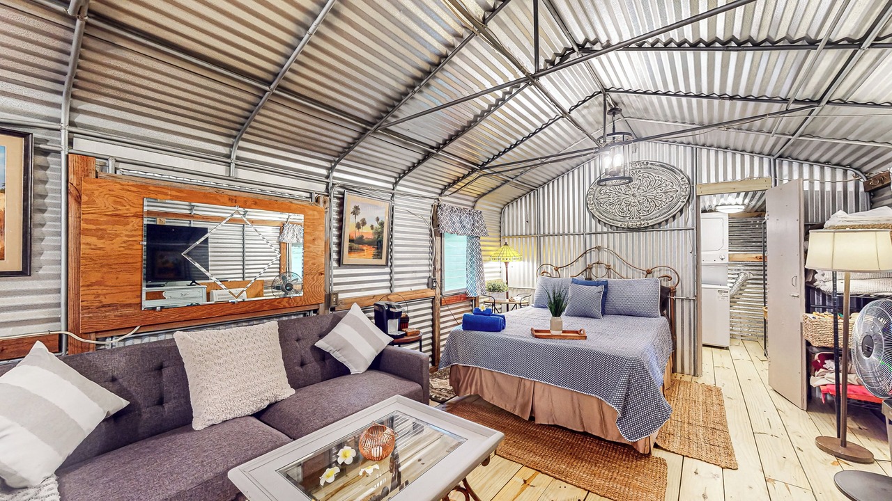 Photo of Livingroom in Bronson