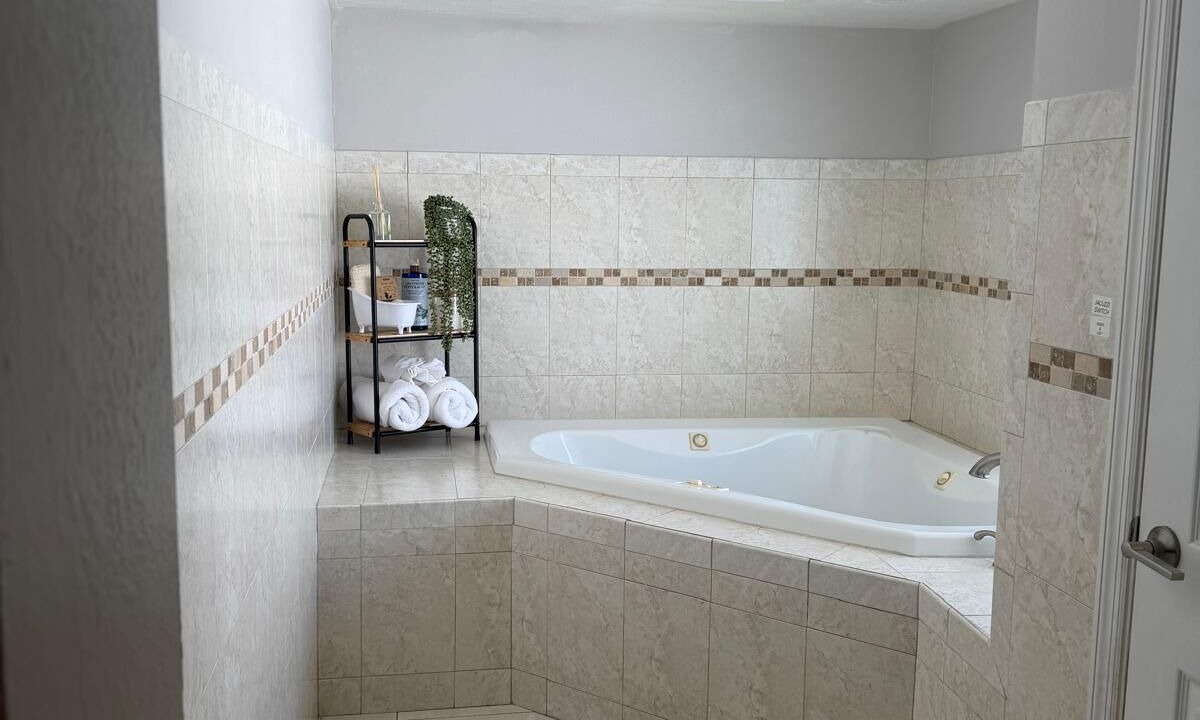 Photo of Bathroom in Pinecrest West Park