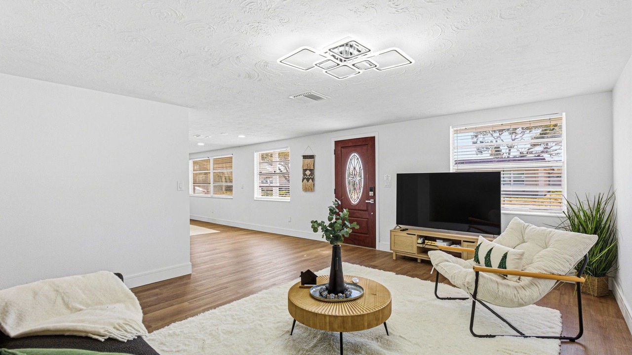 Photo of Livingroom in Aloha Gardens