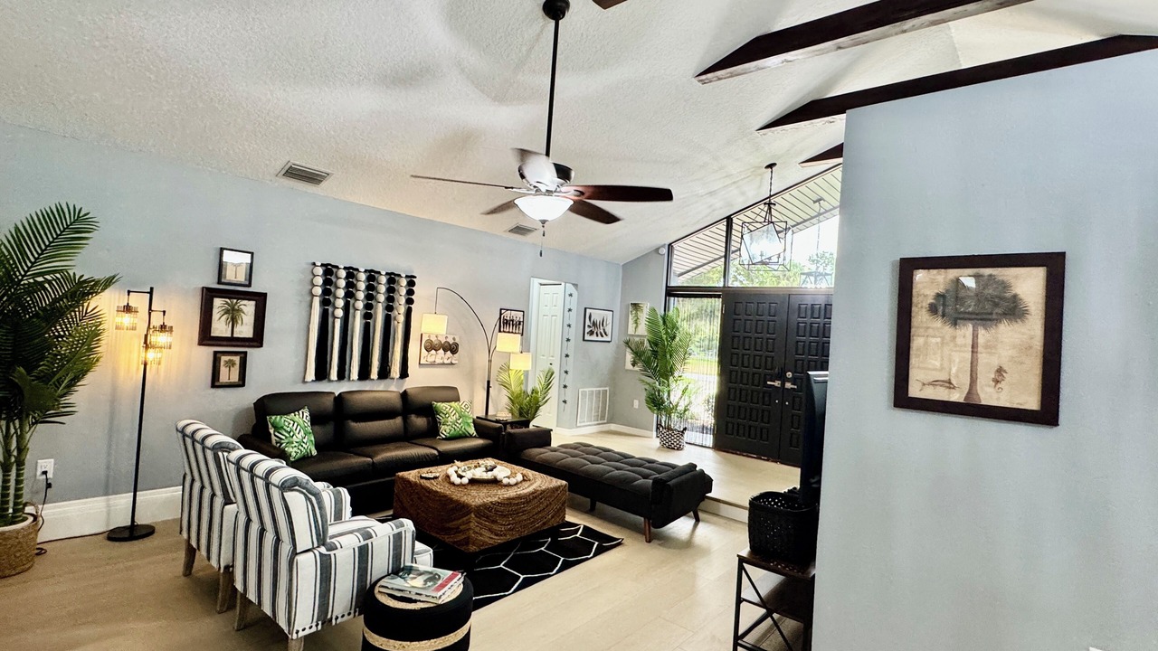 Photo of Livingroom in Indian Waters