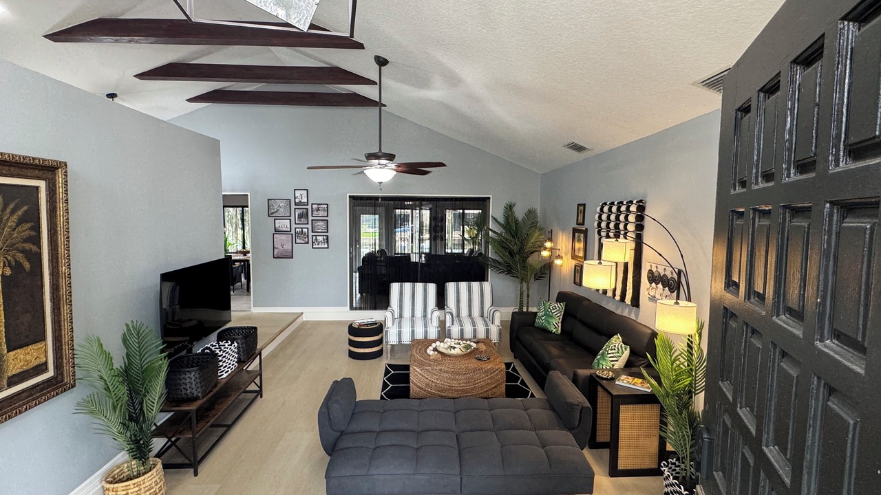 Photo of Livingroom in Indian Waters
