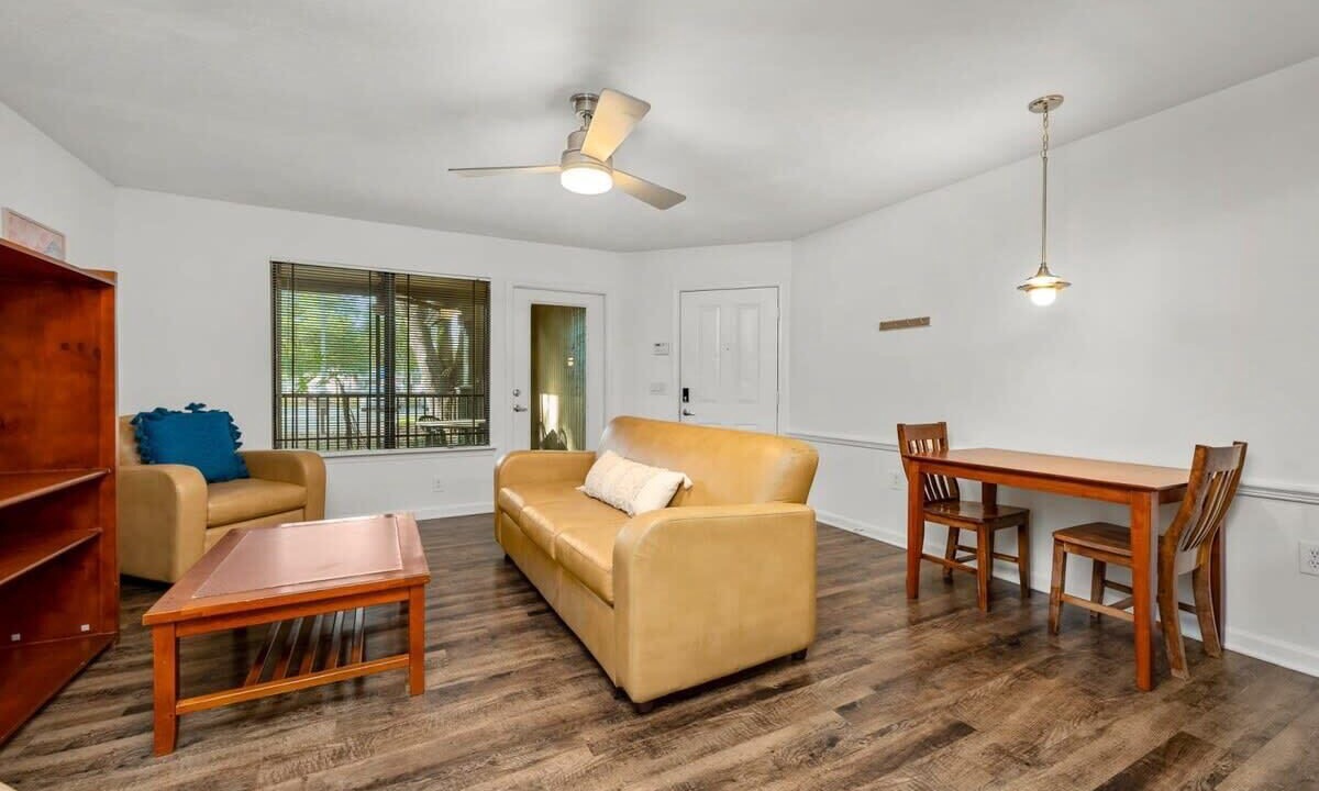 Photo of Livingroom in Bearss Plaza