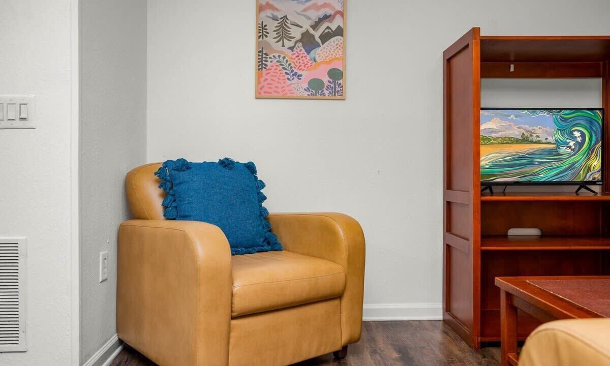 Photo of Livingroom in Bearss Plaza