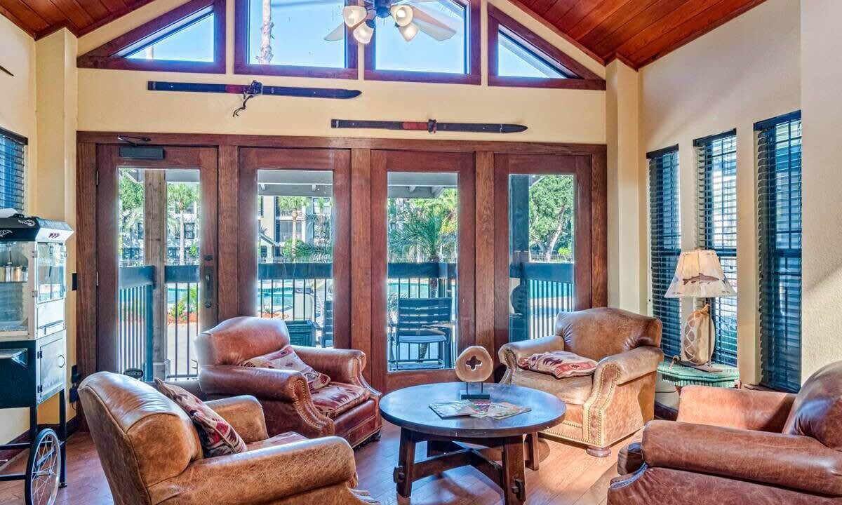 Photo of Livingroom in Bearss Plaza