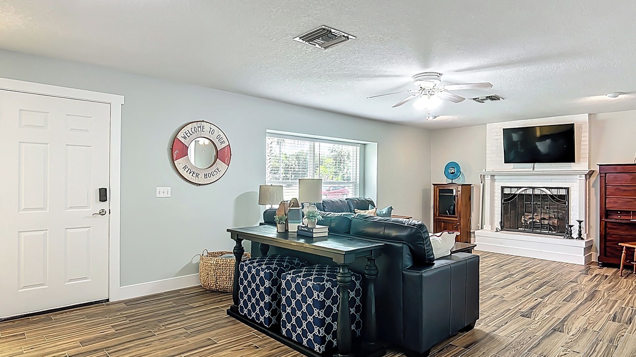 Photo of Livingroom in Indian Waters