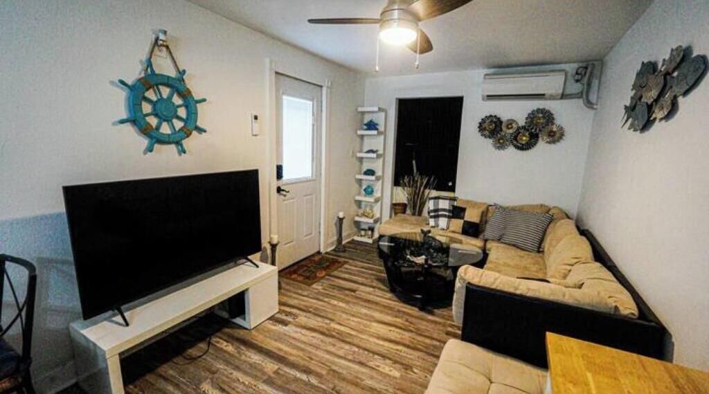 Photo of Livingroom in Crescent Heights