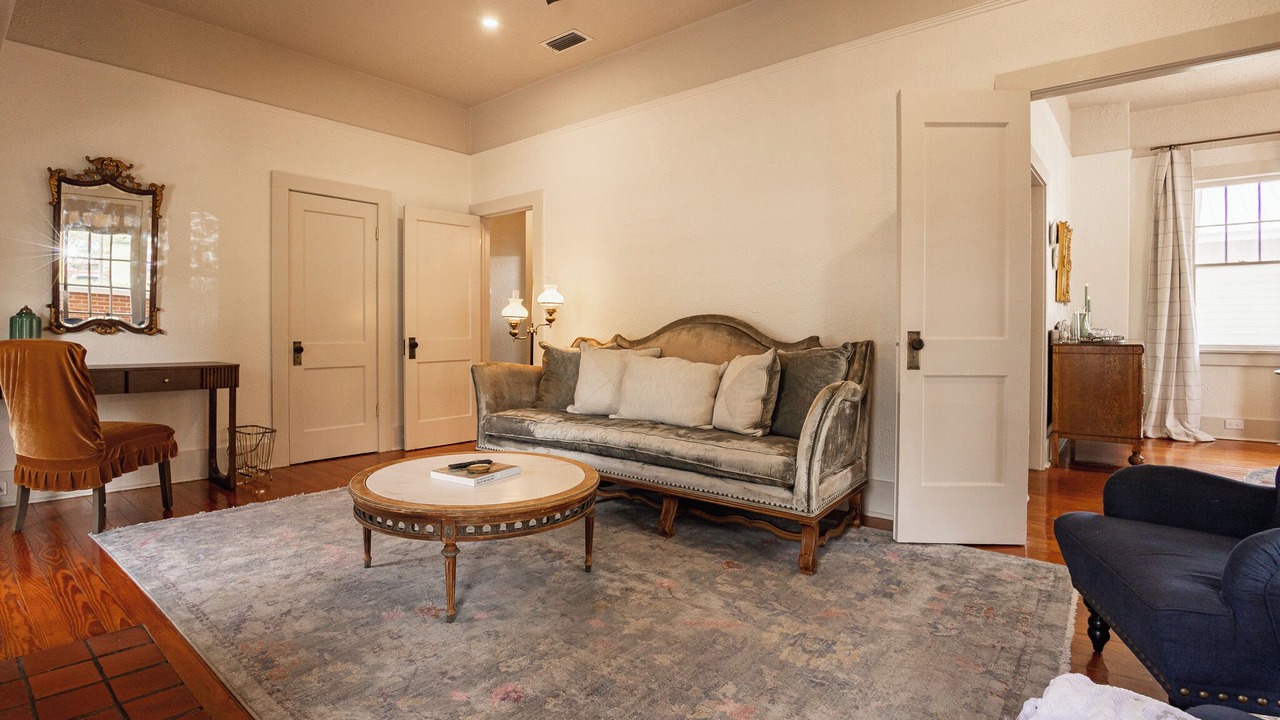 Photo of Livingroom in Historic District